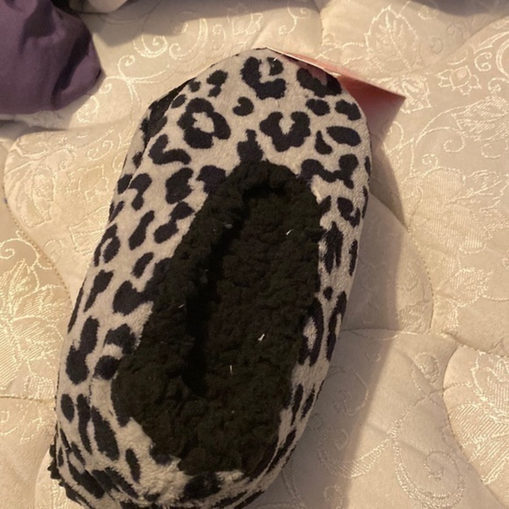 Isaac Mizrahi leopard print slippers